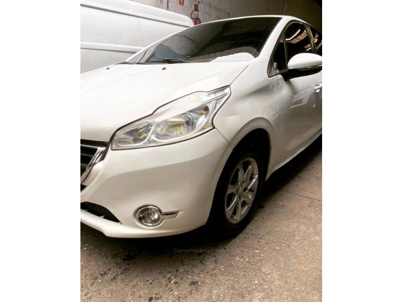 PEUGEOT - 208 - 2015/2016 - Branca - R$ 47.000,00