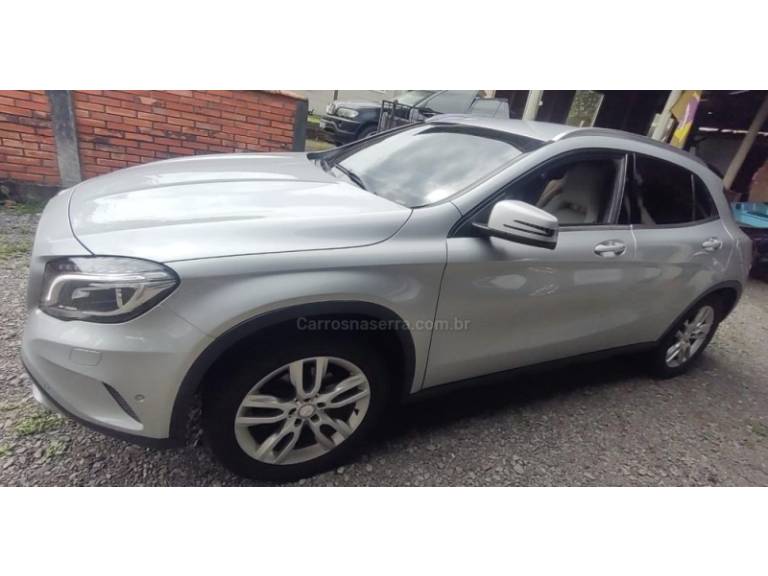 MERCEDES-BENZ - GLA 200 - 2015/2015 - Prata - R$ 112.000,00