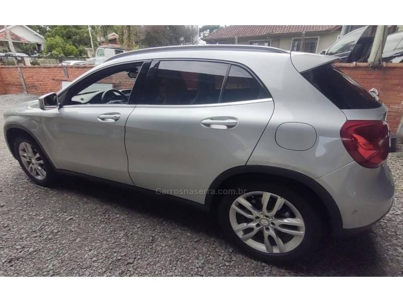 MERCEDES-BENZ - GLA 200 - 2015/2015 - Prata - R$ 112.000,00