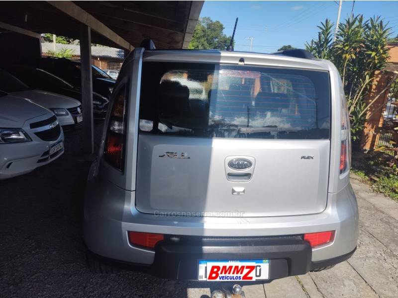 KIA MOTORS - SOUL - 2010/2011 - Prata - R$ 46.000,00