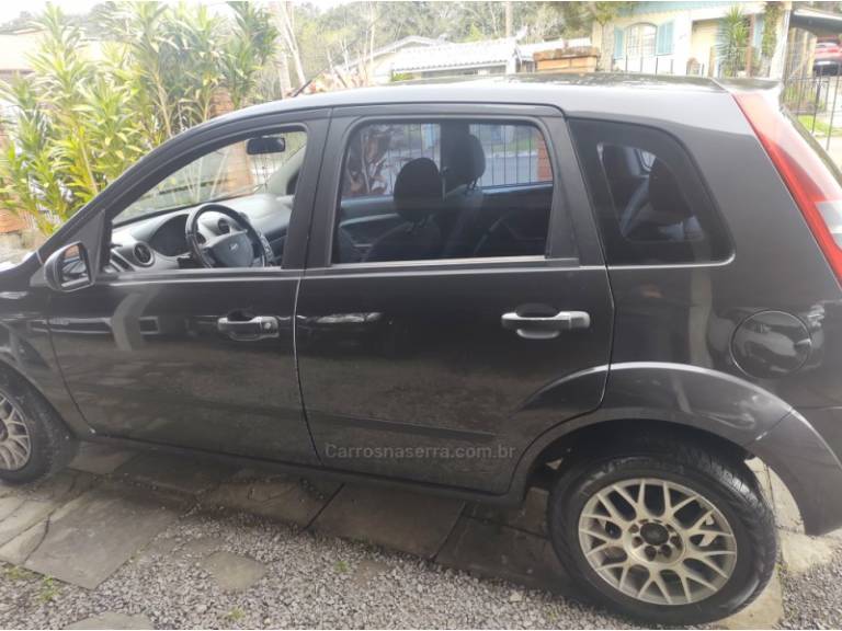 FORD - FIESTA - 2005/2005 - Cinza - R$ 19.000,00