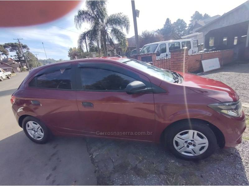 CHEVROLET - ONIX - 2018/2019 - Vermelha - R$ 55.000,00