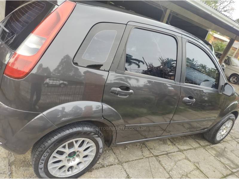 FORD - FIESTA - 2005/2005 - Cinza - R$ 19.000,00