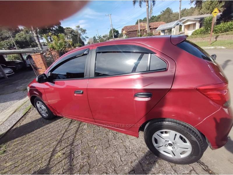 CHEVROLET - ONIX - 2018/2019 - Vermelha - R$ 55.000,00