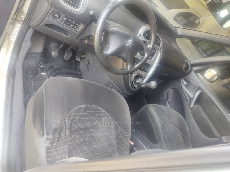 CITROËN - XSARA PICASSO - 2010/2011 - Prata - R$ 23.000,00