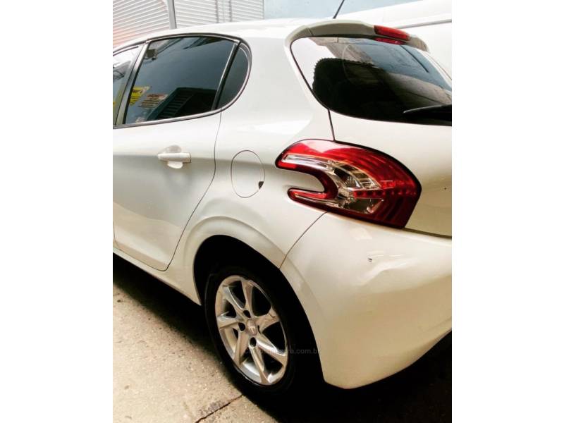 PEUGEOT - 208 - 2015/2016 - Branca - R$ 47.000,00